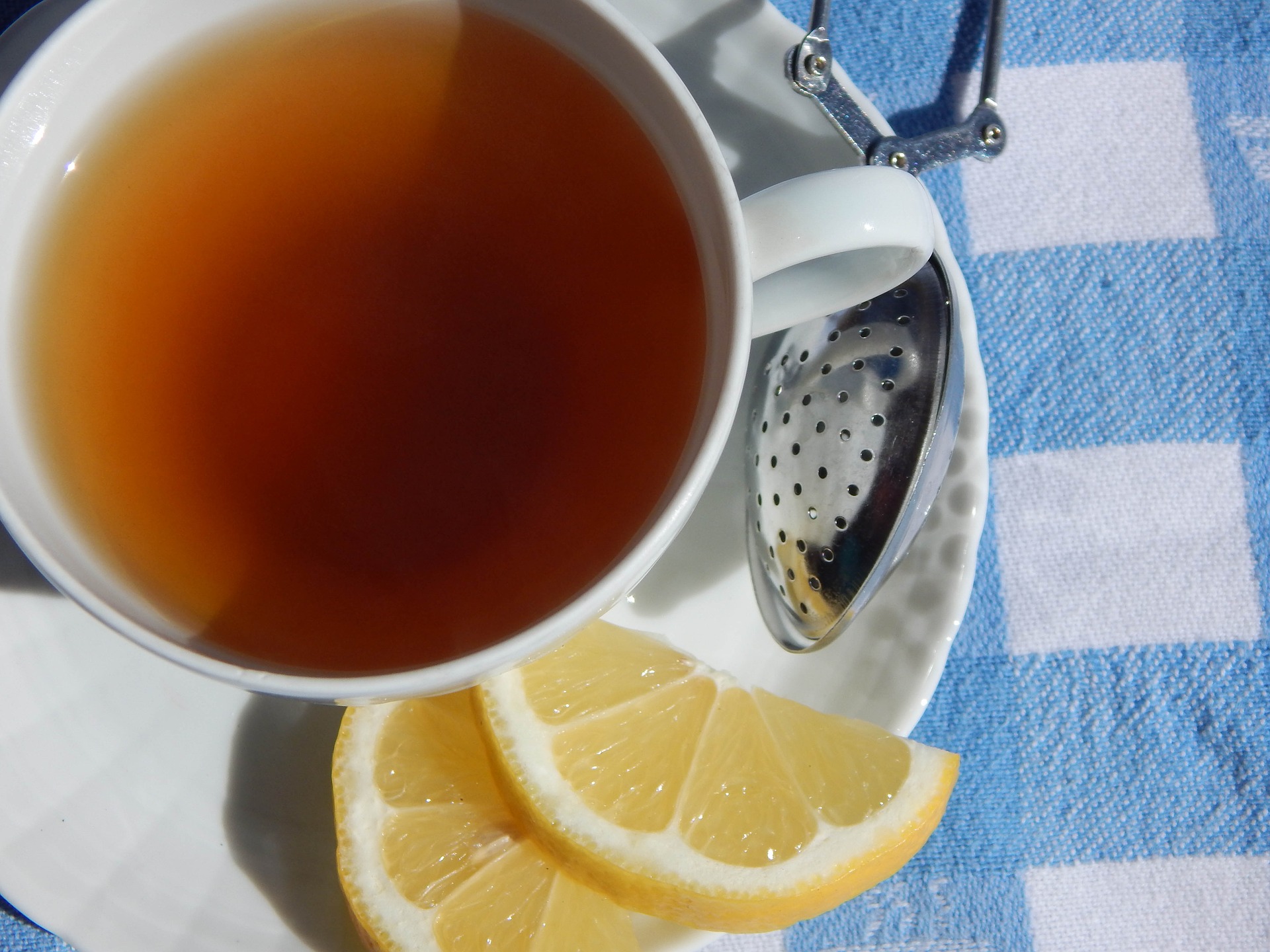 В жару пьют горячий чай. Чашка чая. Горячий чай. Чай с лимоном. Чашка с чаем.